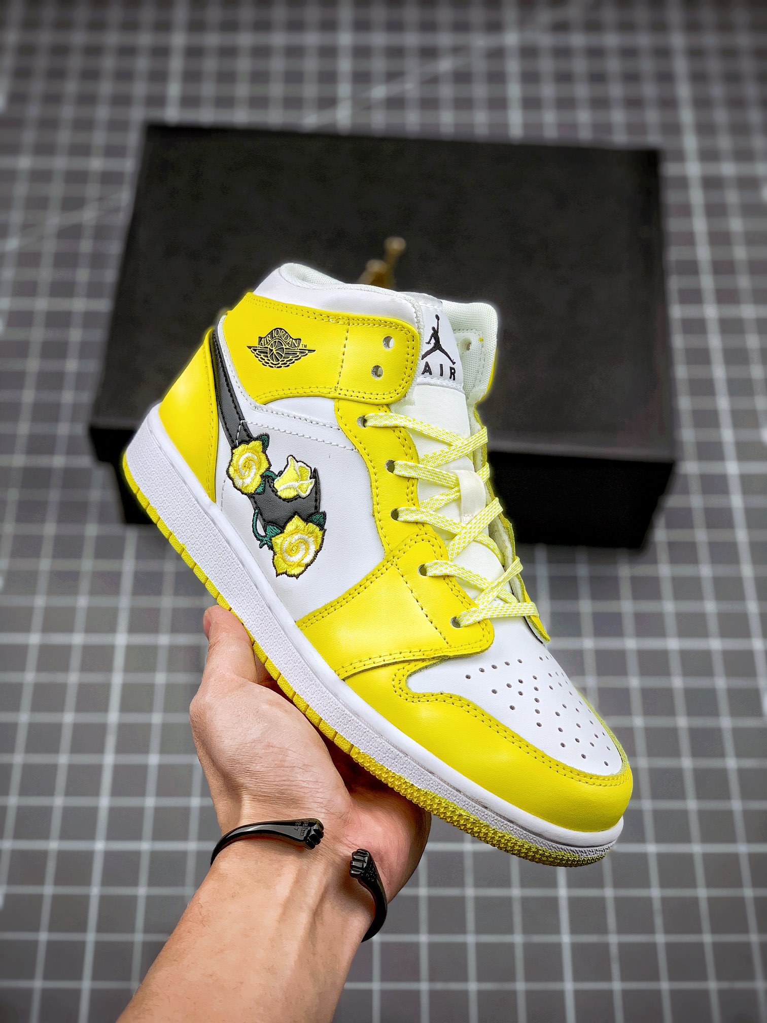 Air  Jordan 1 Mid Dynamic Yellow Floral AV5174-700 Shoes
